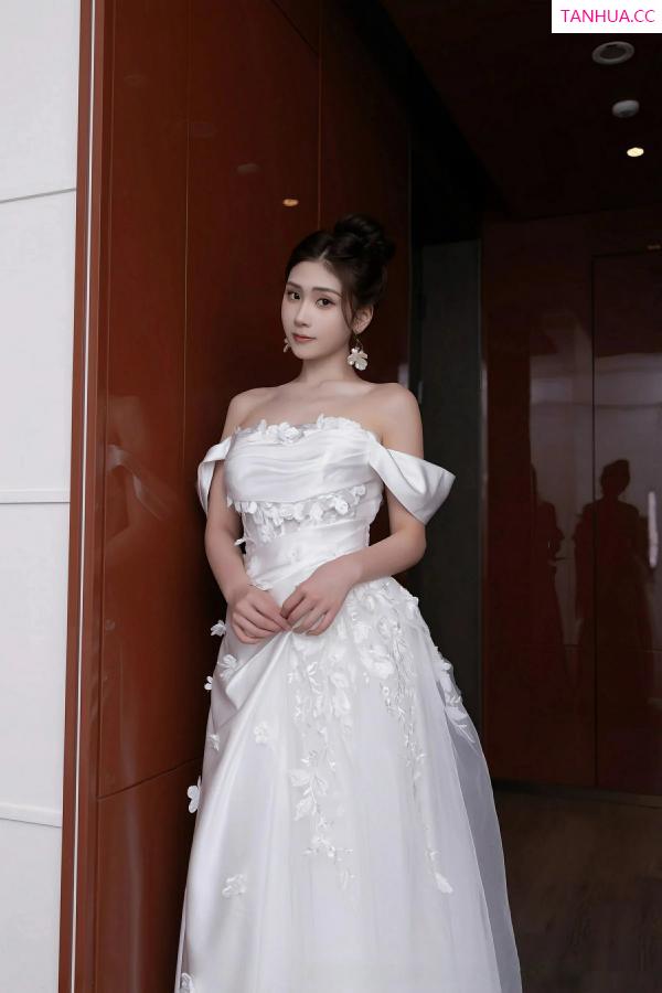   [XiuRen]高清写真图 2025.09.26 No.10814 刘婷婷 白色婚纱第4张图片